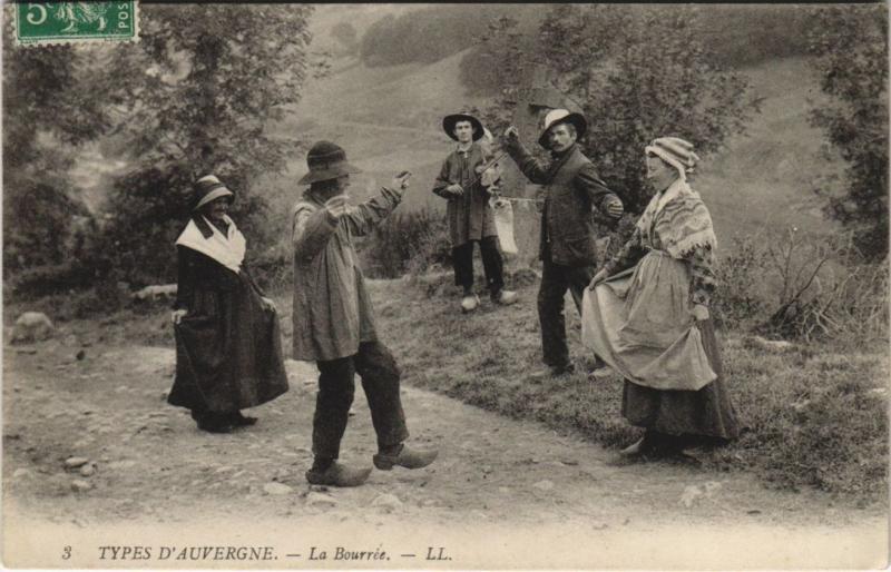 Carte postale ancienne Types d'Auvergne - La Bourree