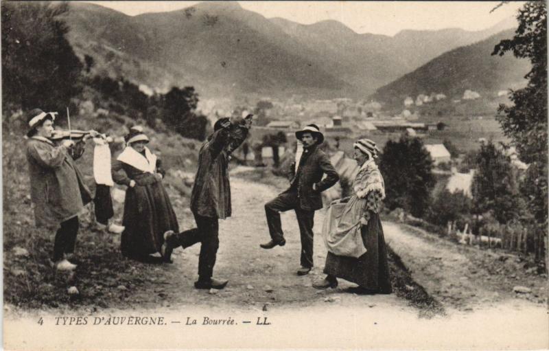 Carte postale ancienne Types d'Auvergne - La Bourree