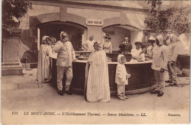 Carte postale ancienne Mont Dore Etablissement Thermal , Source Madeleine à Mont-Dore