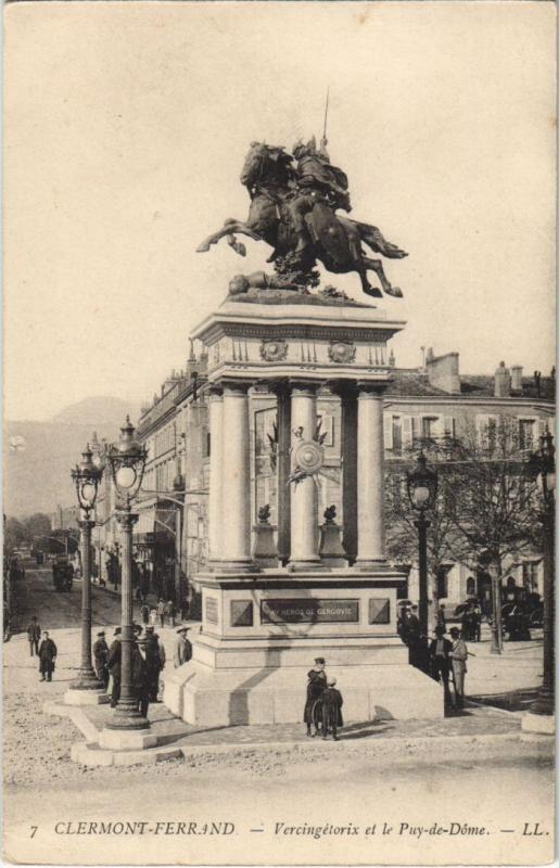 Carte postale ancienne Clermont Ferrand Statue de Vercingetorix et le Puy de Dome à Clermont-Ferrand