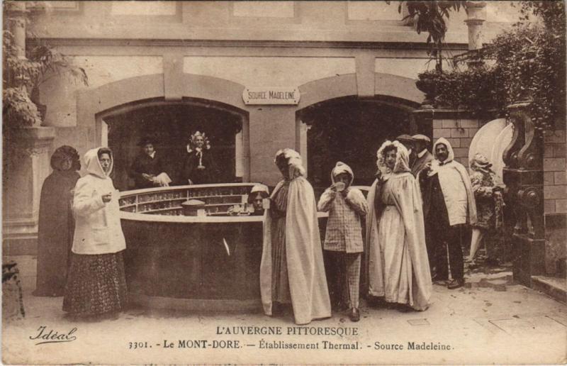 Carte postale ancienne Mont Dore Etablissement Thermal , Source Madeleine à Mont-Dore
