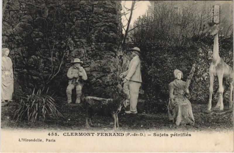 Carte postale ancienne Clermont Ferrand Sujets petrifies à Clermont-Ferrand