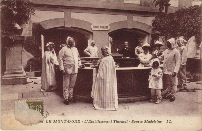 Carte postale ancienne Mont Dore Etablissement Thermal , Source Madeleine à Mont-Dore