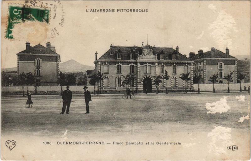 Carte postale ancienne Clermont Ferrand Place Gambetta et la Grandemerie à Clermont-Ferrand