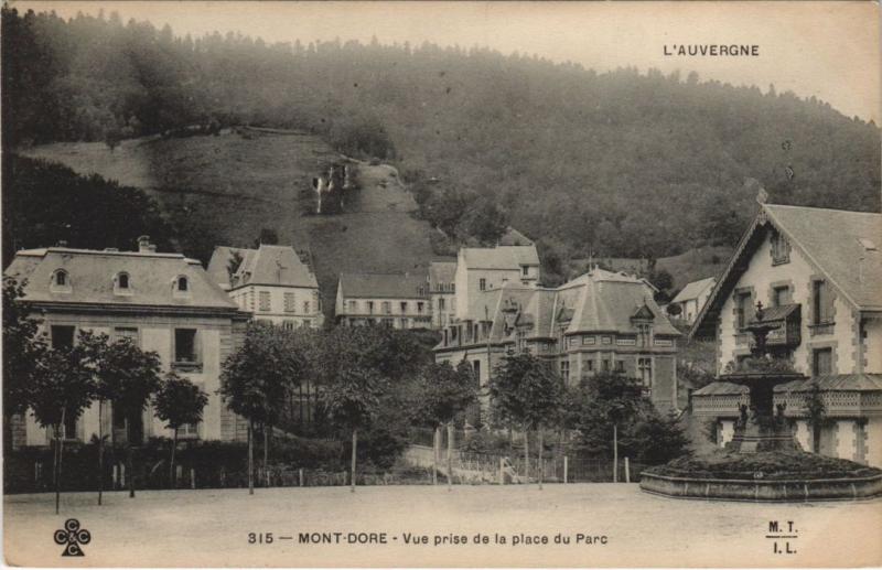 Carte postale ancienne Mont Dore Etablissement Thermal , Source Madeleine à Mont-Dore