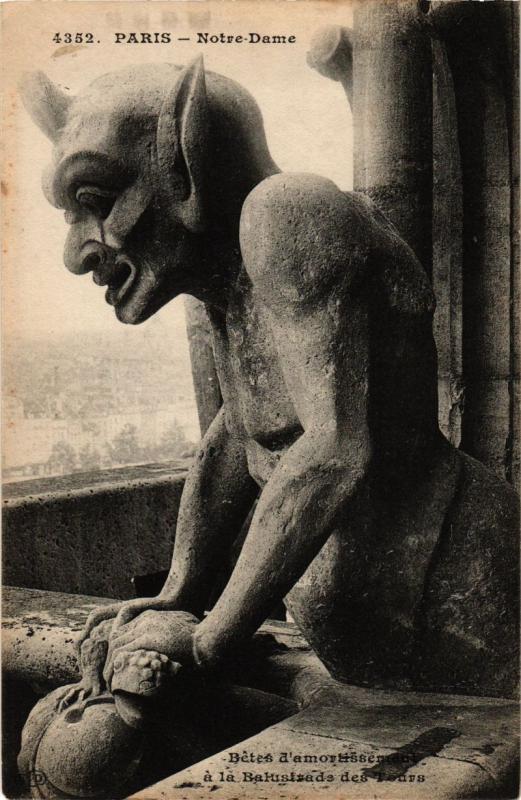 Carte postale ancienne Paris (1e) - N.D., Betes d'amortissement á la Balustrade des tours à Paris 1er