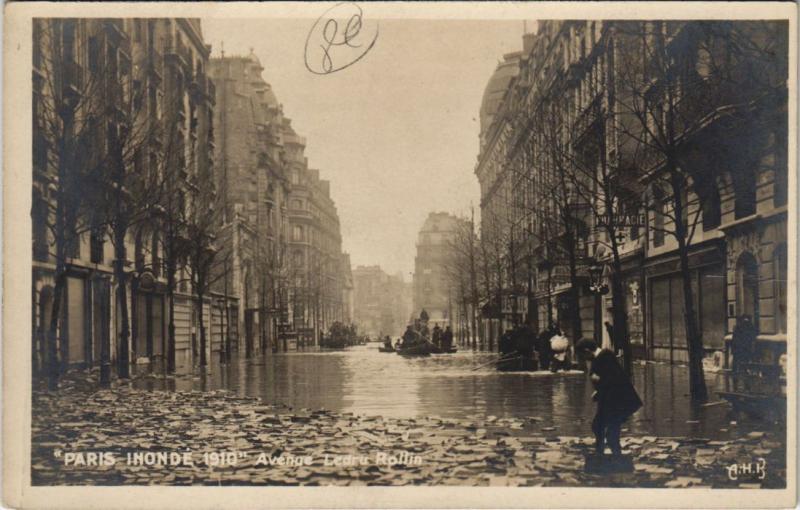 Carte postale ancienne Paris 11e - Avenue Ledru-Rollin à Paris 11e