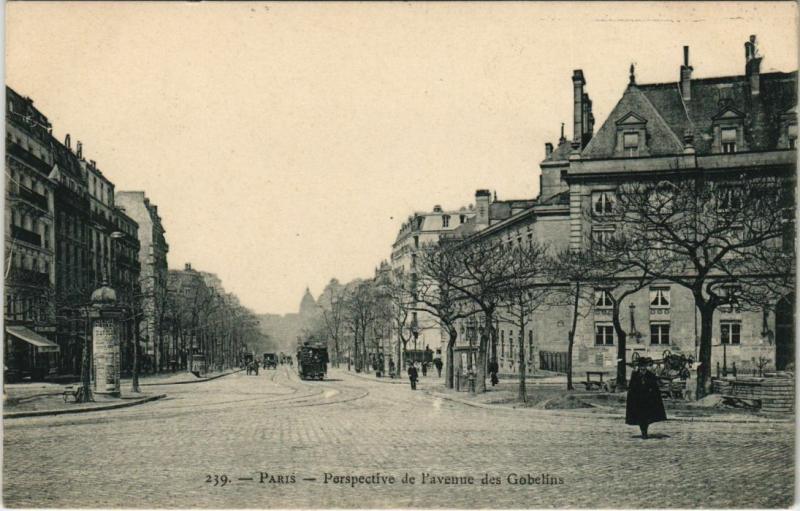 Carte postale ancienne Perspective de l'avenue des Gobelins à Paris 13e