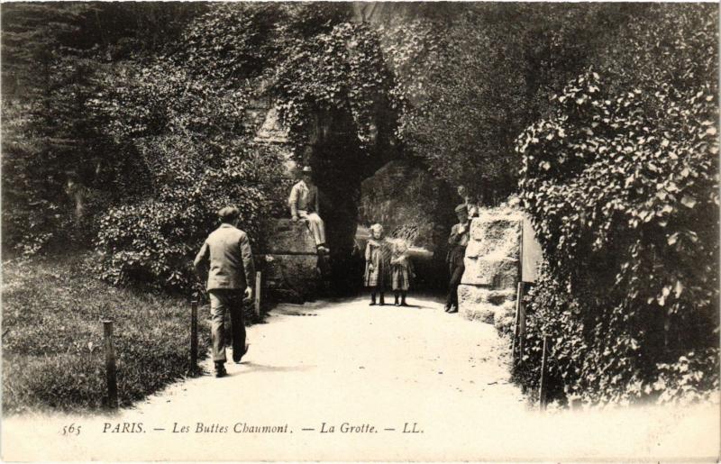 Carte postale ancienne Les Buttes Chaumont - La Grotte à Paris 19e