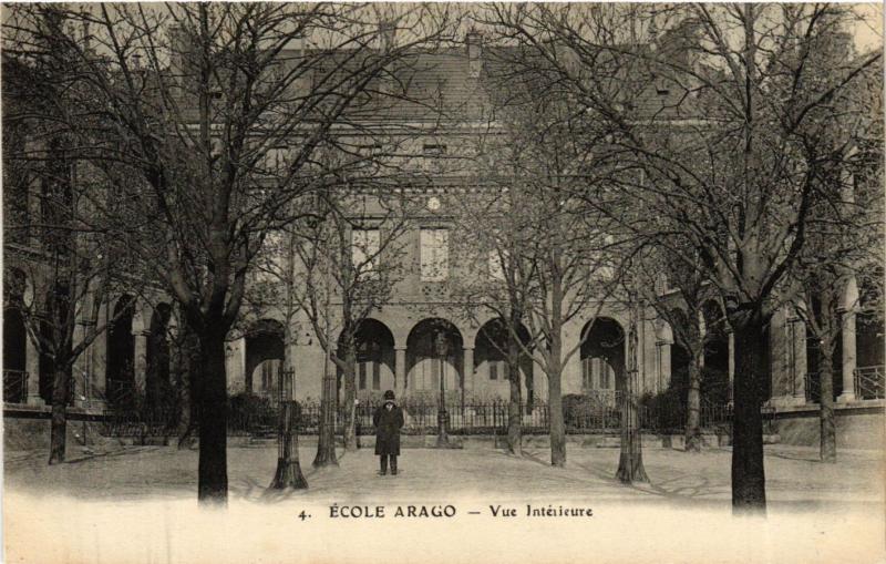 Carte postale ancienne Ecole Arago - Vue Intérieure à Paris 12e