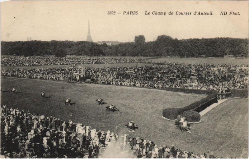 Carte postale ancienne Le Champ de Courses d'Auteuil à Paris 16e