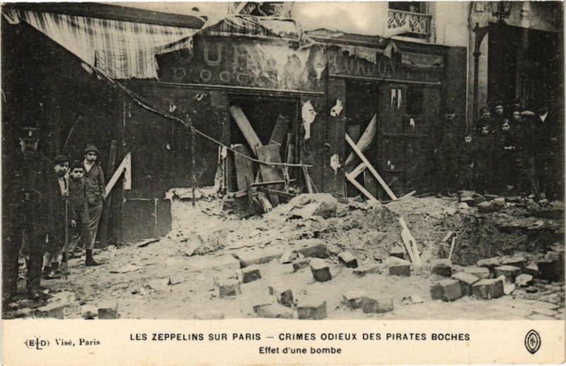 Carte postale ancienne Les Zeppelins Sur Paris Effet d'Une Bombe