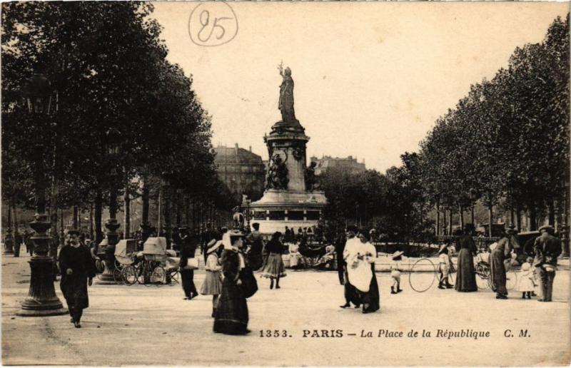 Carte postale ancienne Paris 11e - La Place de la République à Paris 11e