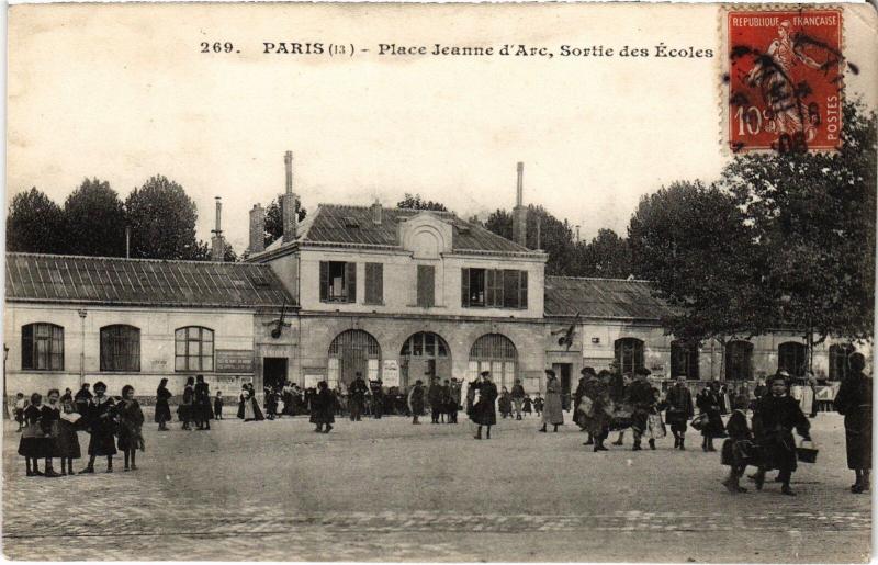 Carte postale ancienne Sortie des Ecoles Place Jeanne d'Arc à Paris 13e