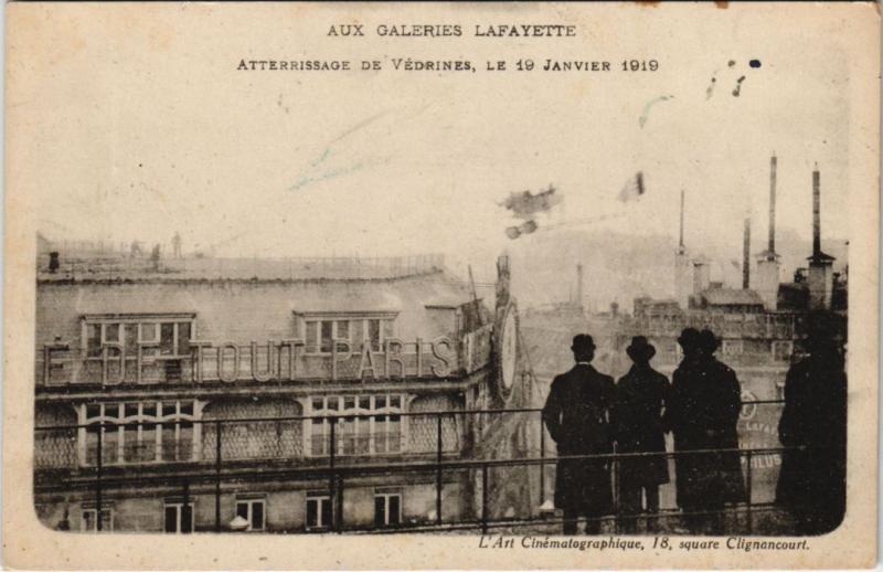 Carte postale ancienne Paris 9e - Aux Galeries Lafayette à Paris 9e