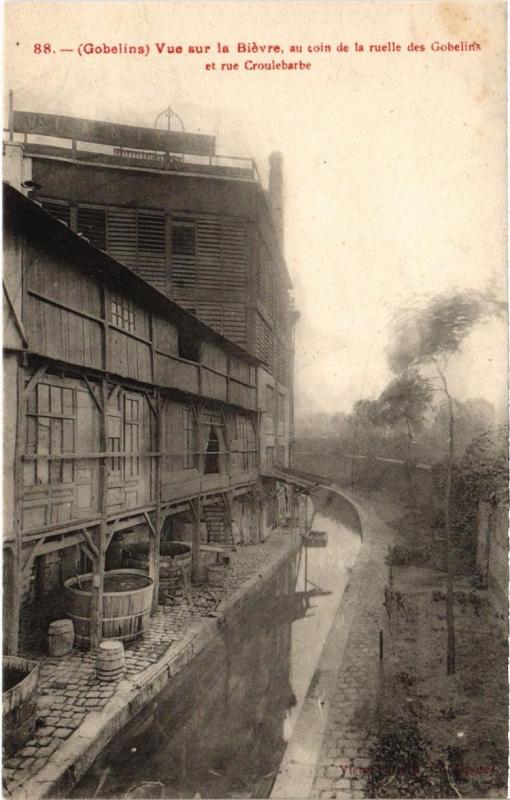 Carte postale ancienne Paris 13e Gobelins Vue sur la Biévre, au coin de la ruelle à Paris 13e