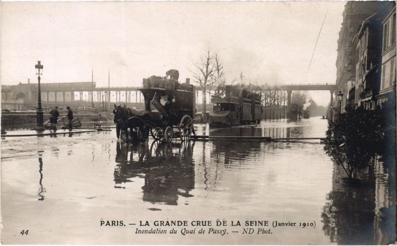 Carte postale ancienne La grande crue de la Seine (Janvier 1910) - Inondation du Quai de Passy. à Paris 16e