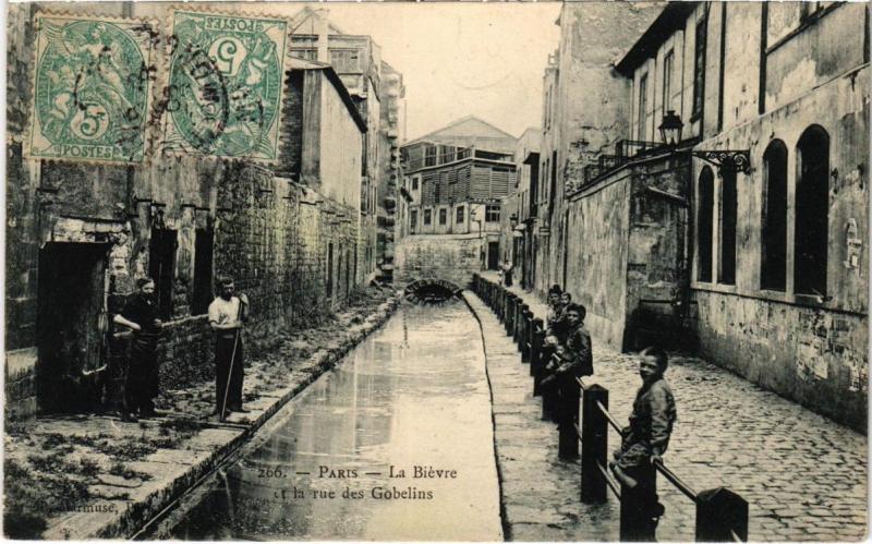 Carte postale ancienne Paris 13e (Dep.75) La Biévre et la rue des Gobelins à Paris 13e