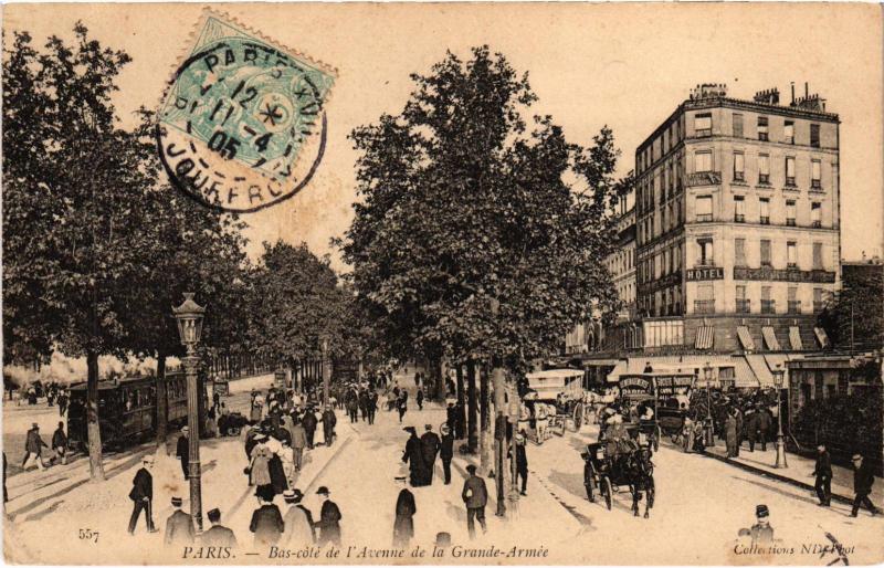Carte postale ancienne Bas-côté de l'Avenue de la Grande Armée à Paris 16e