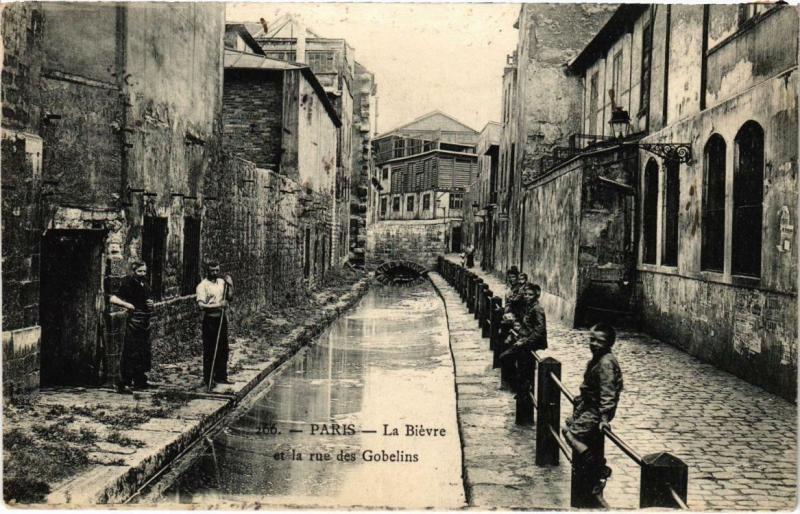 Carte postale ancienne Paris 13e (Dep.75) La Biévre et la rue des Gobelins à Paris 13e