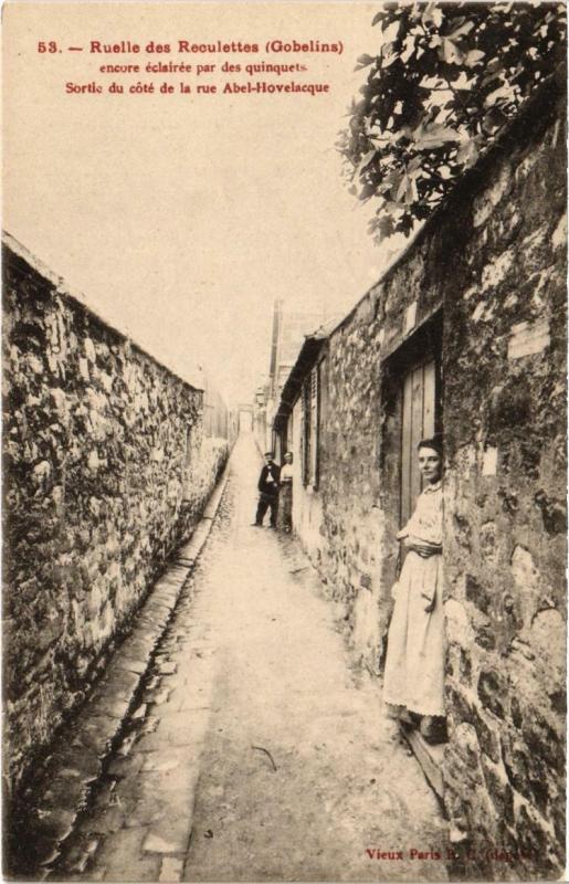Carte postale ancienne Paris 13e Ruelle des Reculettes (Gobelins) encore éclairée à Paris 13e