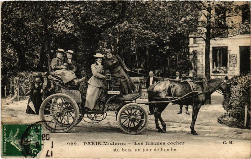 Carte postale ancienne Paris - Paris moderne - Les Femmes Cocher à Paris