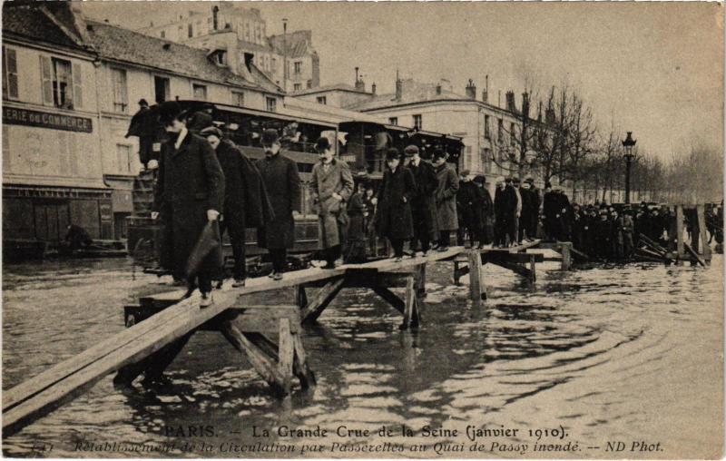 Carte postale ancienne La Grande Crue de la Seine - Passerelles établies au Quai de Passy pour permettre la circulation à Paris 16e