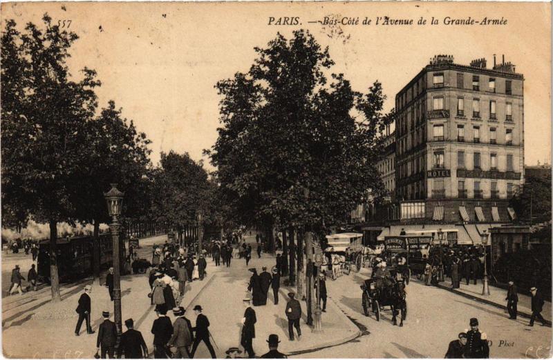 Carte postale ancienne Bas-côté de l'Avenue de la Grande Armée à Paris 16e