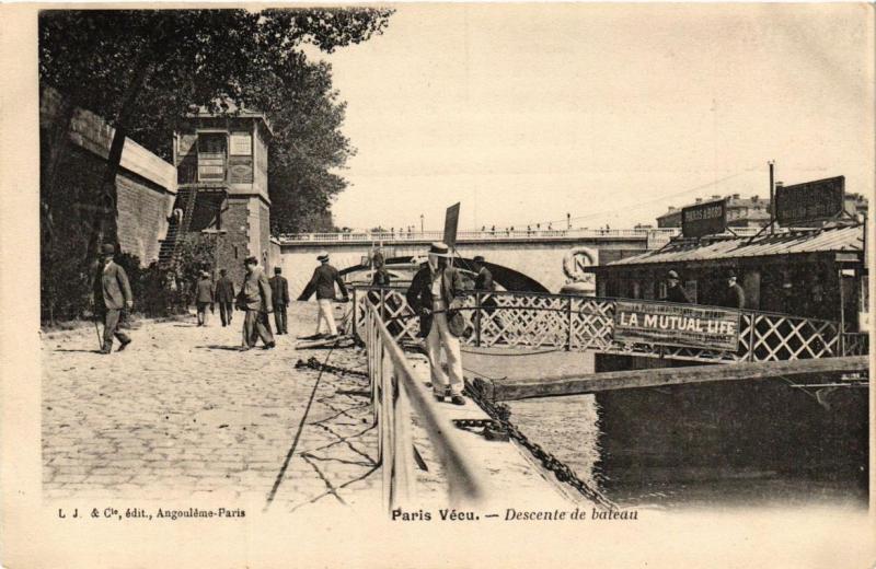 Carte postale ancienne Paris Vécu. Descente de bateau