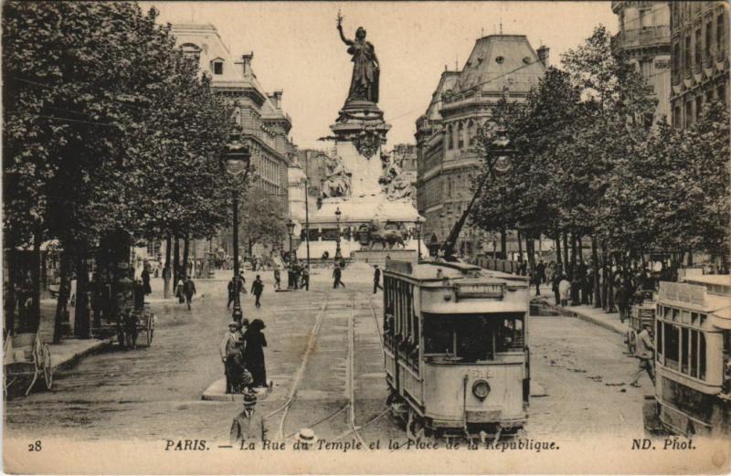 Carte postale ancienne Tramway Paris 4e Rue du Temple Place de la République à Paris 4e