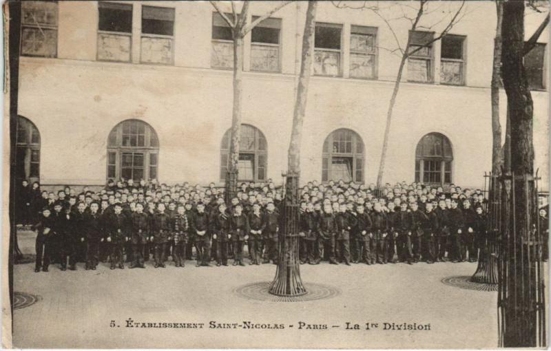 Carte postale ancienne Etablissement Saint-Nicolas - La première Division à Paris 6e