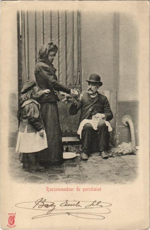 Carte postale ancienne Paris Raccomodeur de porcelaine