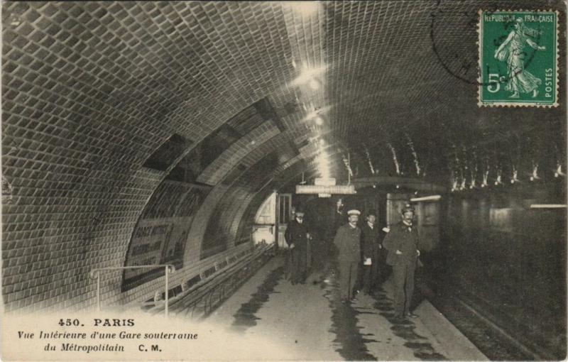 Carte postale ancienne Paris une gare souterraine du Métropolitain