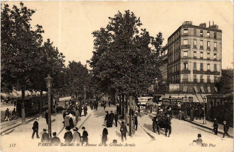Carte postale ancienne Bas-côté de l'Avenue de la Grande Armée à Paris 16e