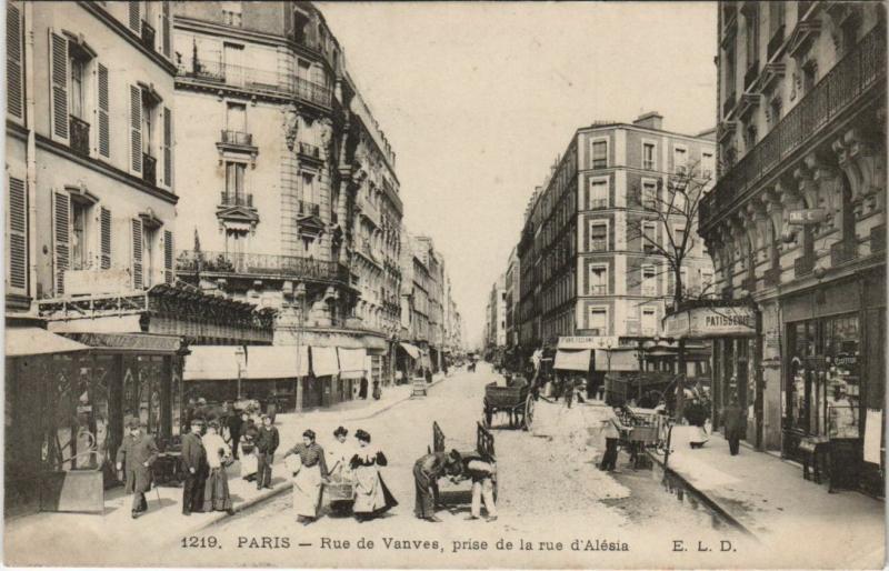 Carte postale ancienne Rue de Vanves, prise de la rue d'Alésia à Paris 14e