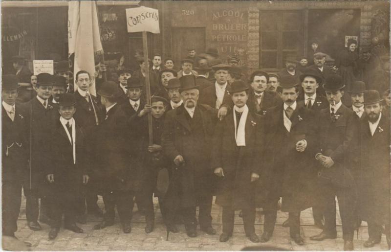 Carte postale ancienne Carte photo Paris 14e Montreuil hommes dans la rue à Paris 14e