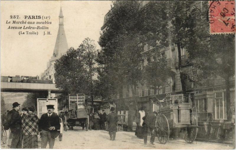 Carte postale ancienne Paris 12e Marché aux meubles Avenue Ledru-Rollin à Paris 12e
