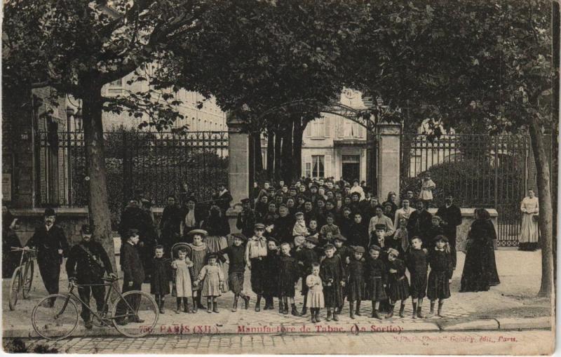 Carte postale ancienne Manufacture de Tabac (La Sortie) à Paris 12e