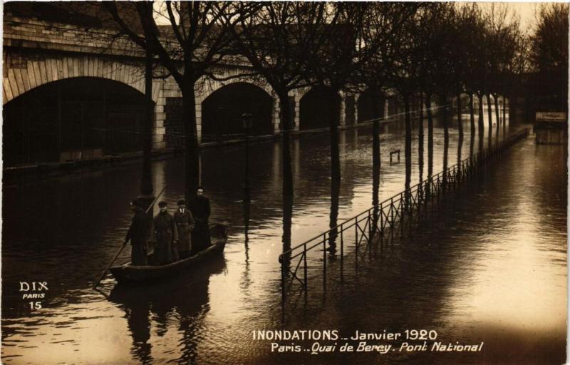 Carte postale ancienne Paris 12e Inondation 1910 Quai de Bercy Pont National à Paris 12e