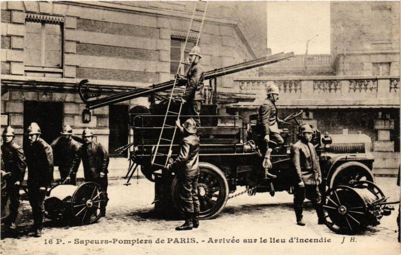 Carte postale ancienne Paris Arrivée sur le lieu d'incendie