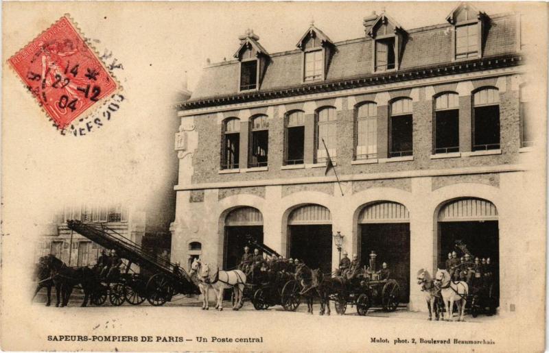 Carte postale ancienne Paris Un Poste central