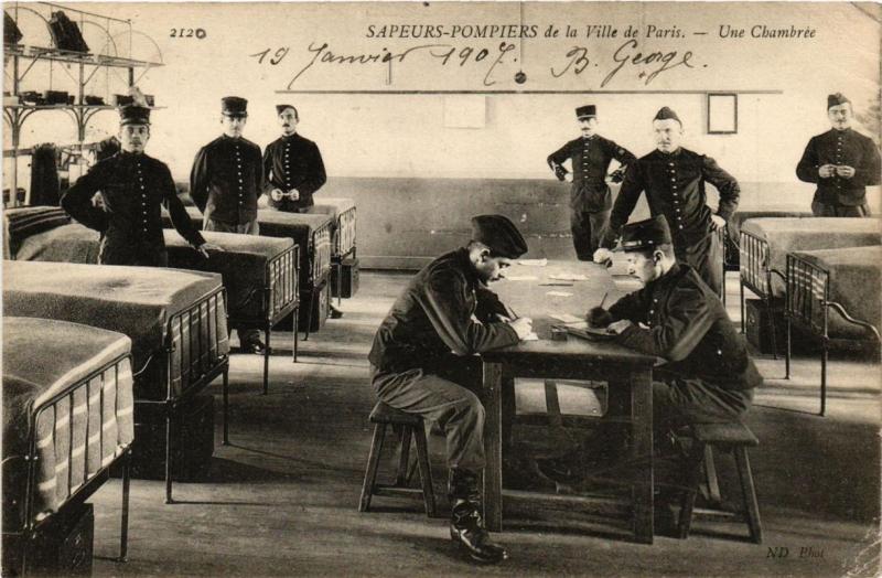 Carte postale ancienne Paris Une Chambrée