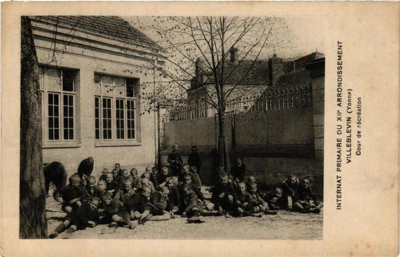 Carte postale ancienne Paris 12e Cour de récréation Internat primaire, Villeblevin à Paris 12e