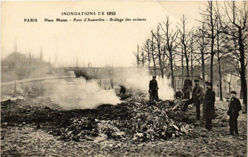 Carte postale ancienne Paris 12e Inondations de 1910 Place Mazas Pont d'Austerlitz à Paris 12e