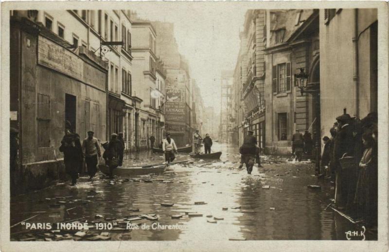 Carte postale ancienne Paris 12e Inonde 1910 Rue de Charenton à Paris 12e
