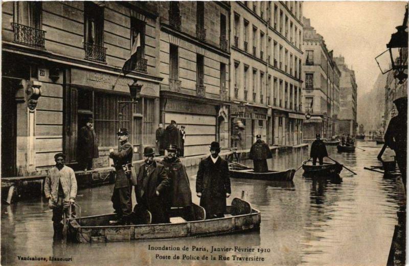 Carte postale ancienne Paris 12e Inondations de 1910 Poste de Police Rue Traversiere à Paris 12e