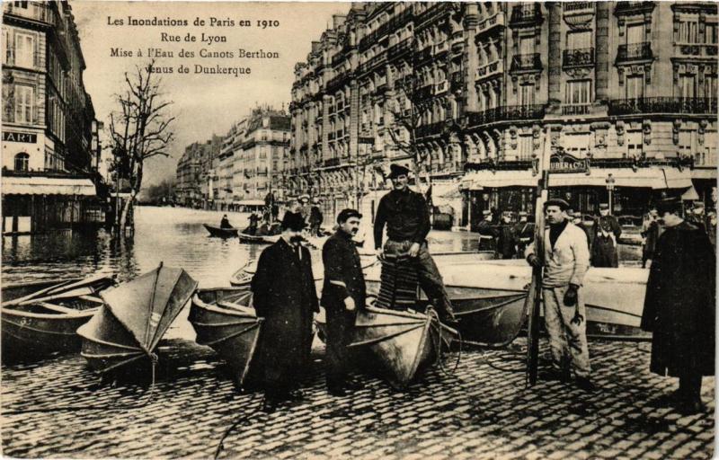 Carte postale ancienne Paris 12e Les Inondations. Rue de Lyon Mise a l'eau des Canots à Paris 12e
