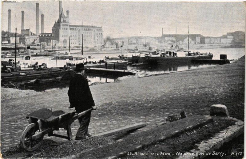 Carte postale ancienne Paris 12e Berges de la Seine Vue prise quai de Bercy à Paris 12e