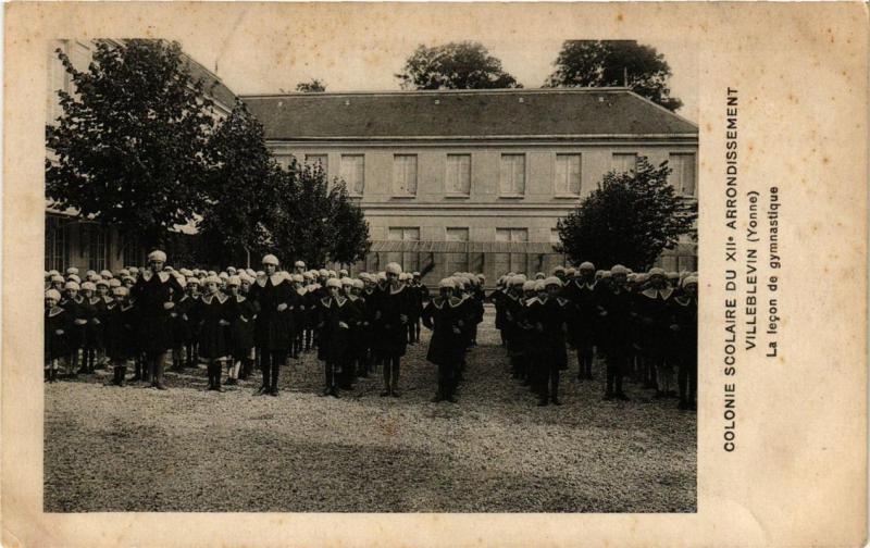 Carte postale ancienne Paris 12e La lecon de gymnastique Colonie Scolaire, Villeblevin à Paris 12e
