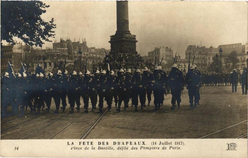 Carte postale ancienne Paris 12e La Fete des Drapeaux Place de la Bastille à Paris 12e